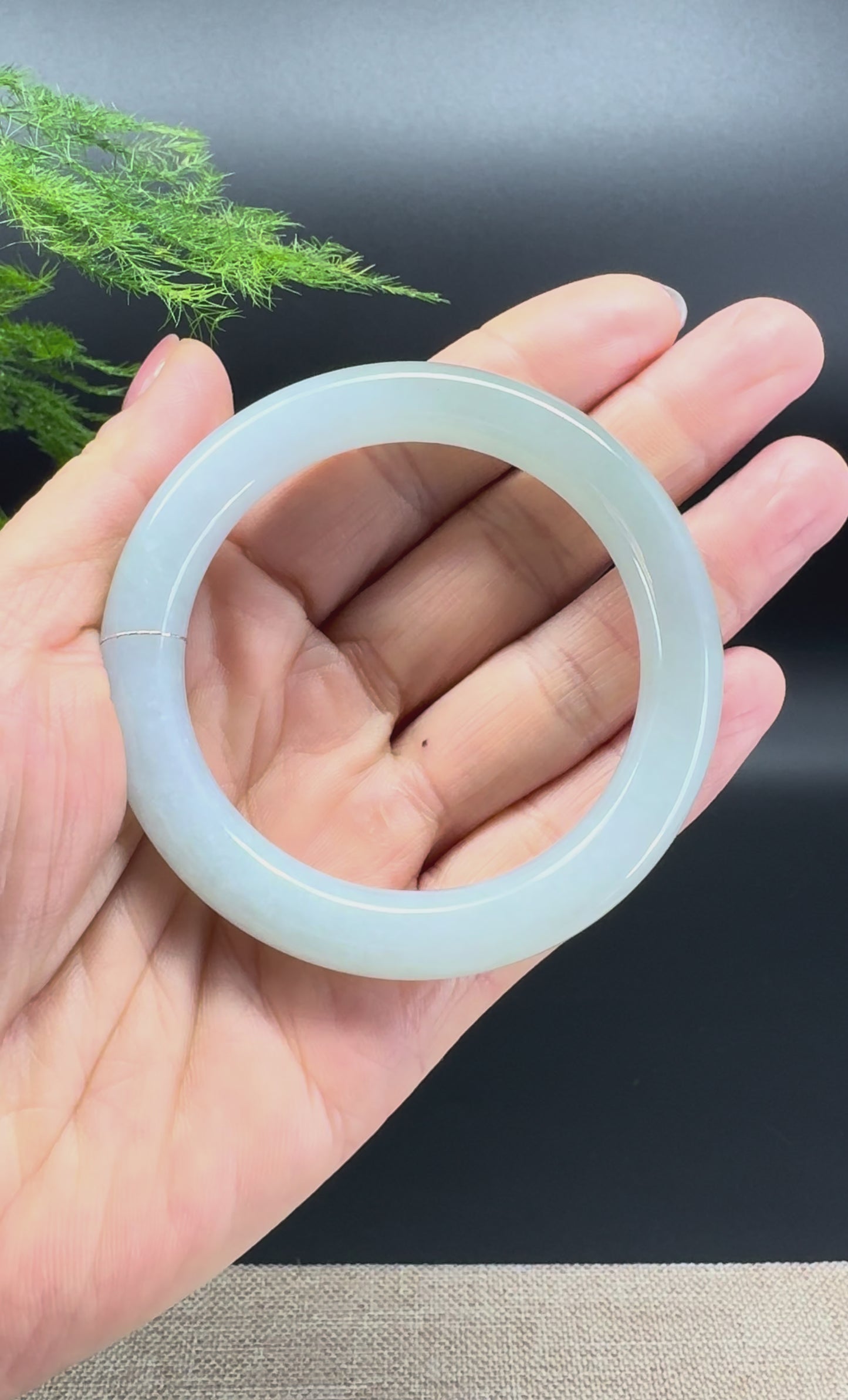 Load and play video in Gallery viewer, Genuine Burmese Green Jade Jadeite Bangle Bracelet ( 51.3mm )
