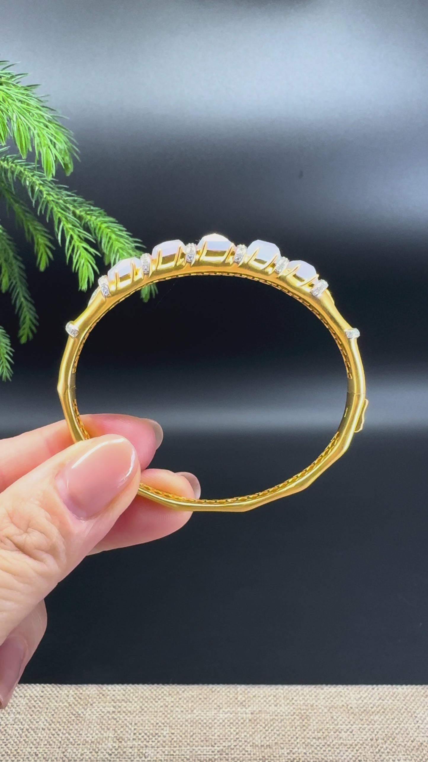 Load and play video in Gallery viewer, RealJade Luxury 18K Yellow Gold Genuine Lavender Jadeite Jade Bamboo Bangle
