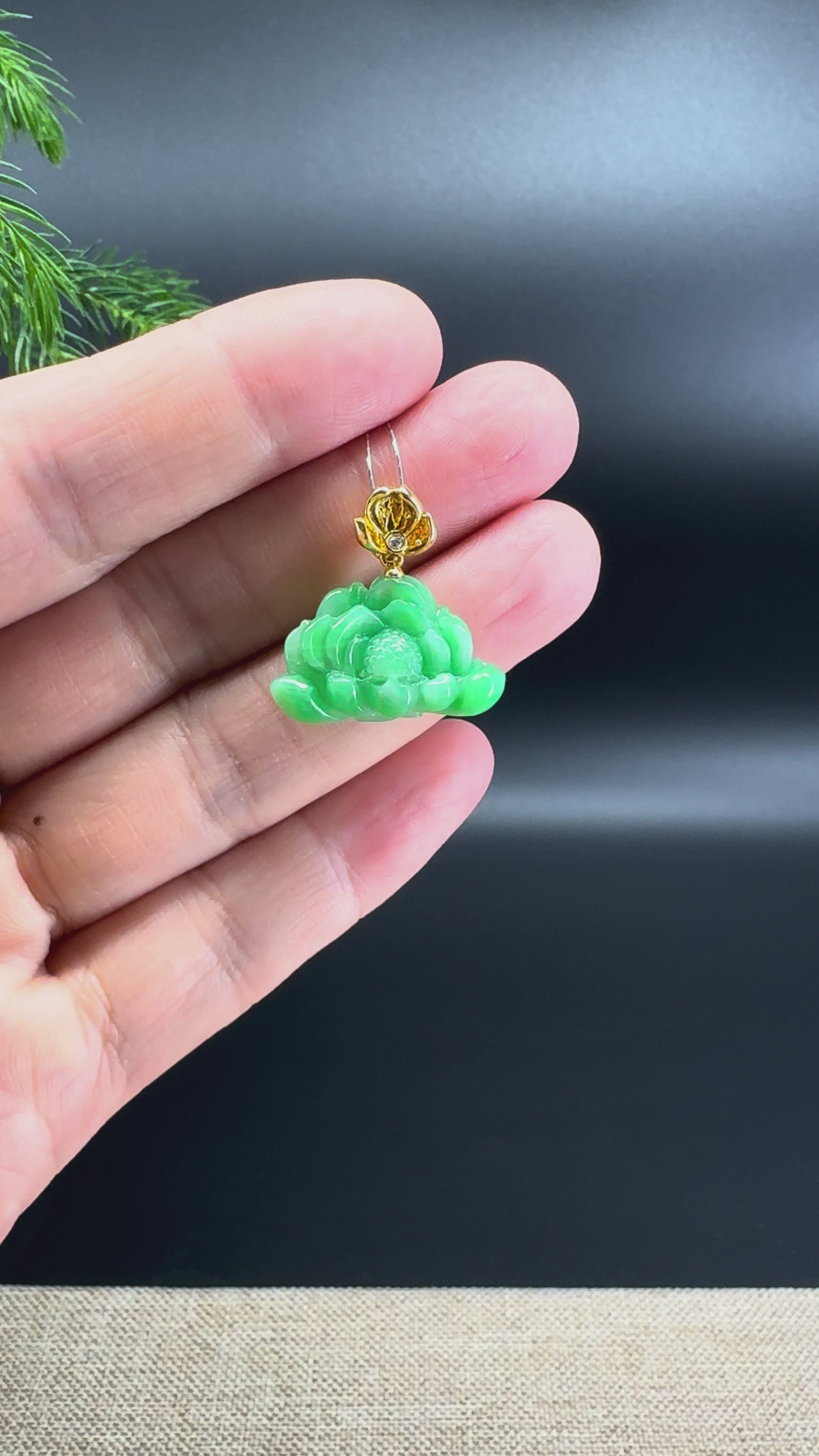 Natural 18K Yellow Gold Burmese Green Jadeite Jade Lotus Flower Pendant Necklace