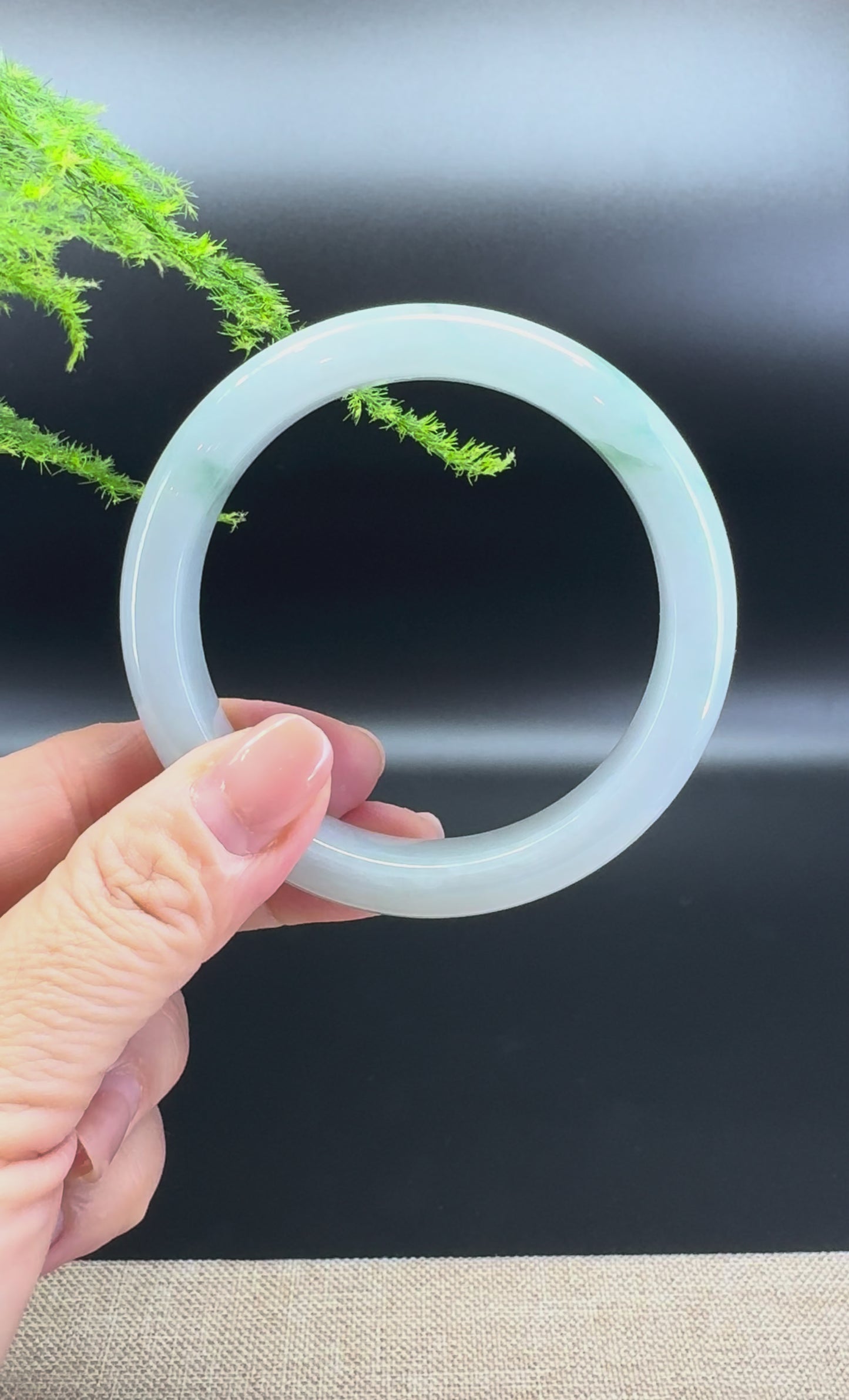 Load and play video in Gallery viewer, Genuine Burmese Green Jade Jadeite Bangle Bracelet ( 58.4mm )
