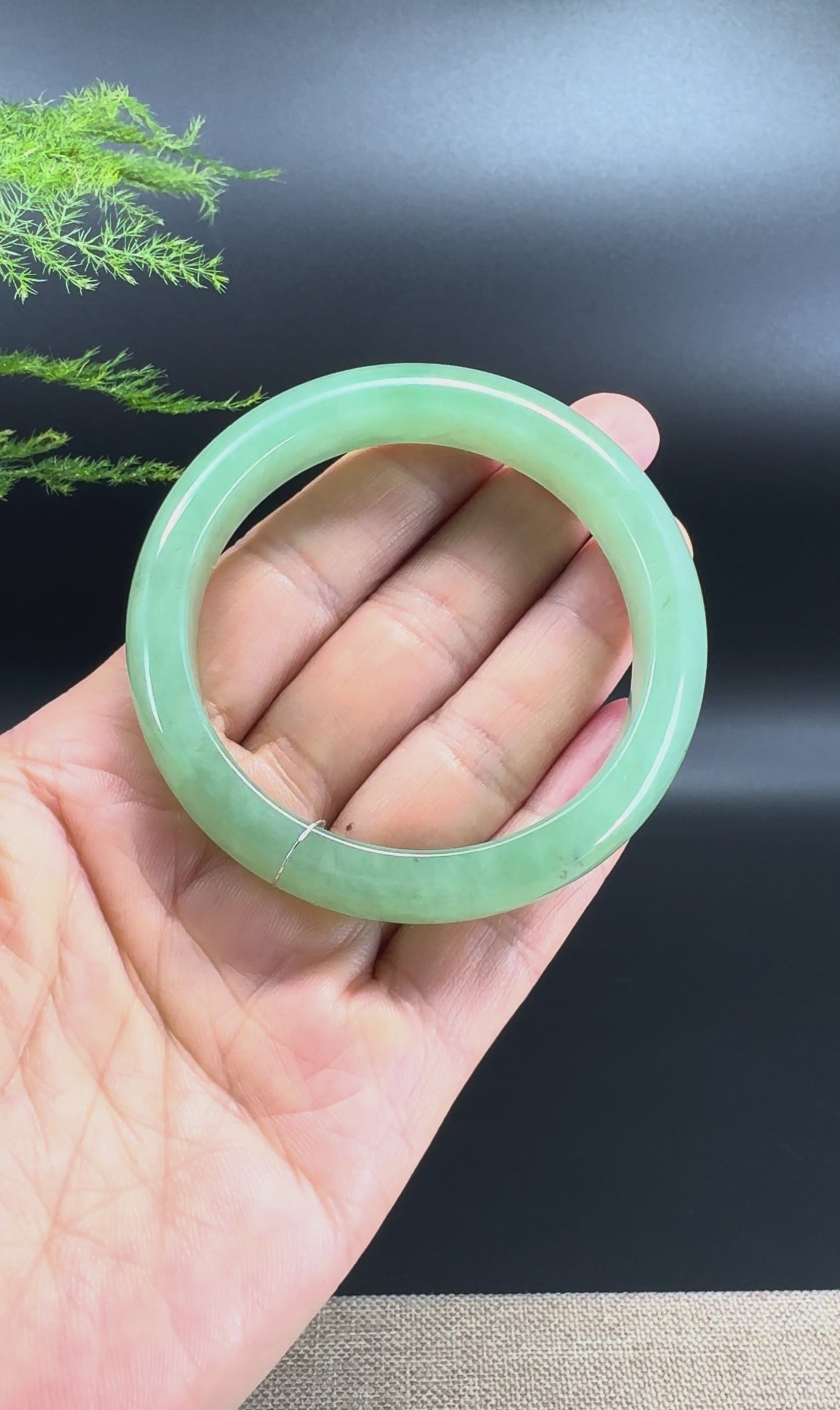 Load and play video in Gallery viewer, Genuine Burmese Green Jade Jadeite Bangle Bracelet ( 54.6mm )
