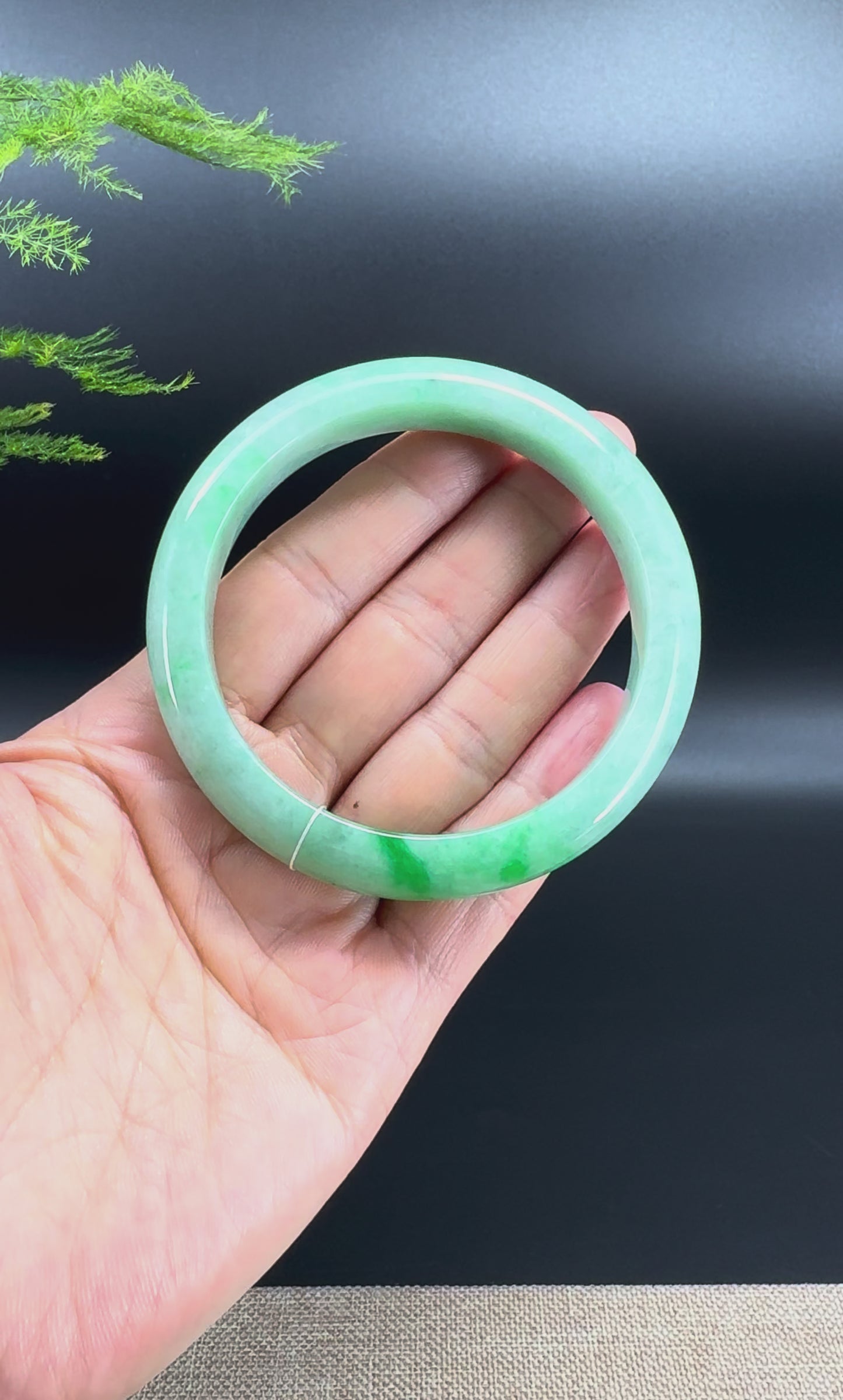 Load and play video in Gallery viewer, High Genuine Burmese Green Jade Jadeite Bangle Bracelet ( 60.5mm )
