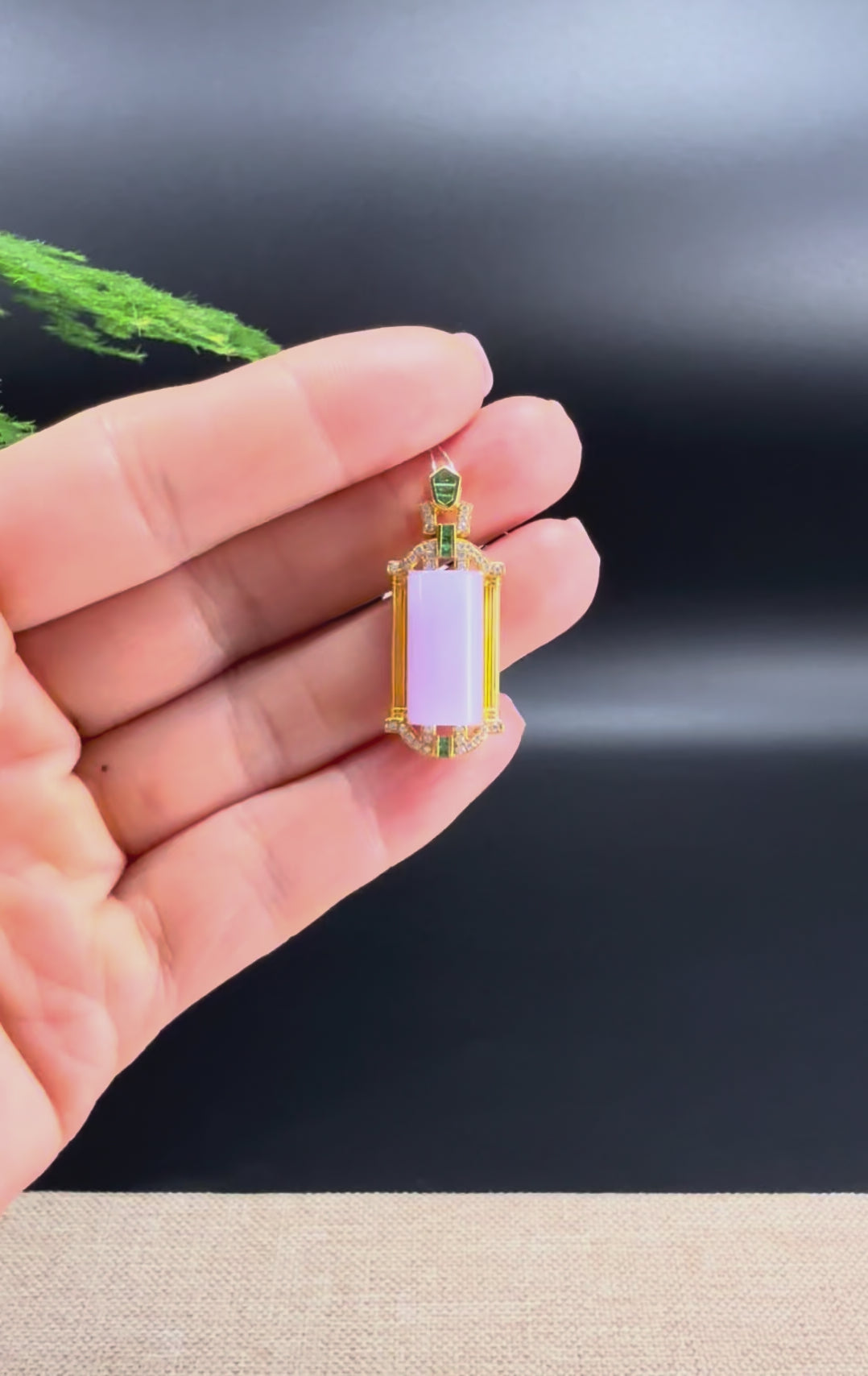 Load and play video in Gallery viewer, 18k Yellow Gold Genuine Burmese Jadeite Bamboo Pendant Necklace With Diamond

