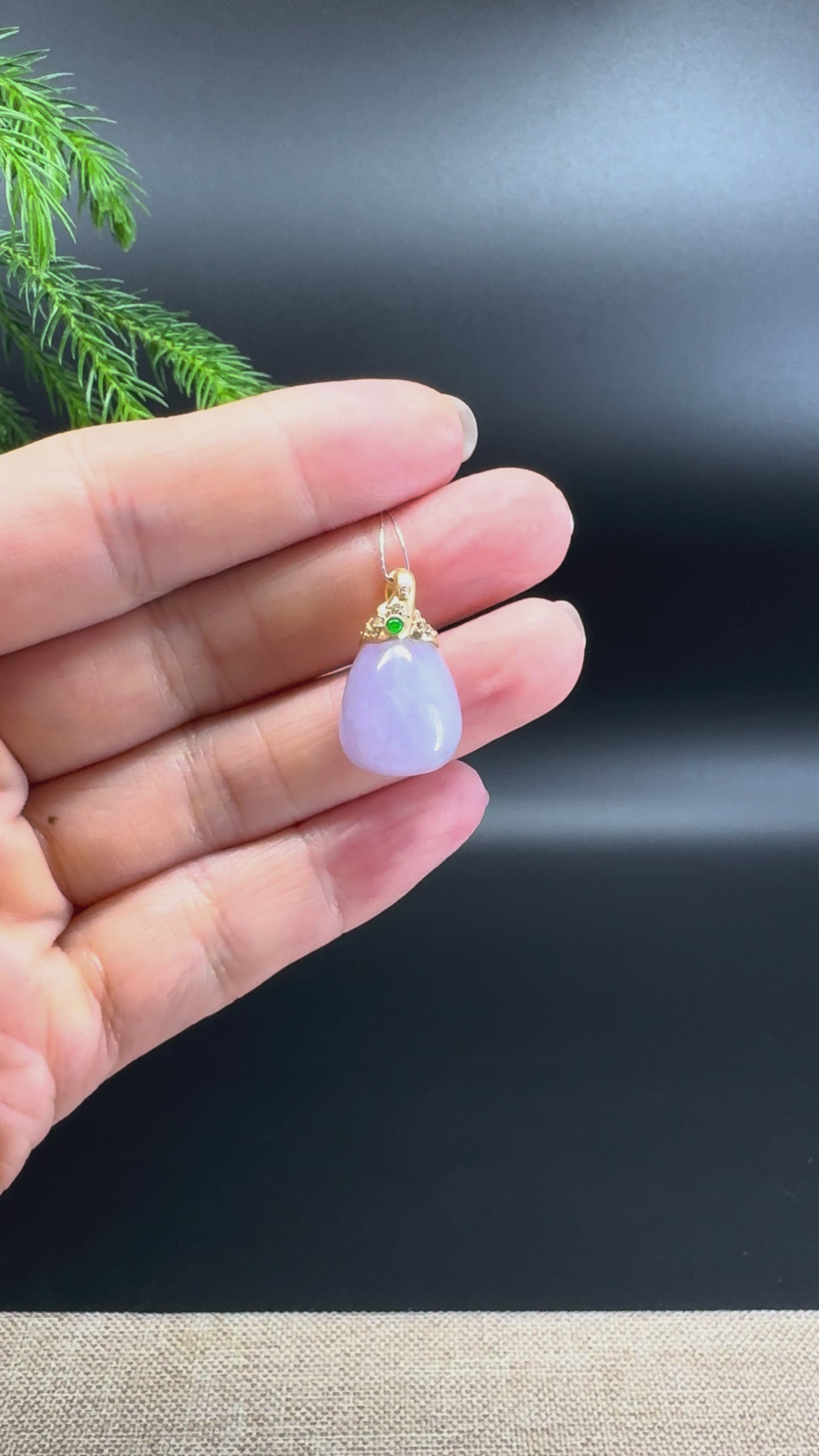 Load and play video in Gallery viewer, 18k Yellow Gold Genuine Lavender Jadeite Jade Melon Pendant Necklace With Diamonds
