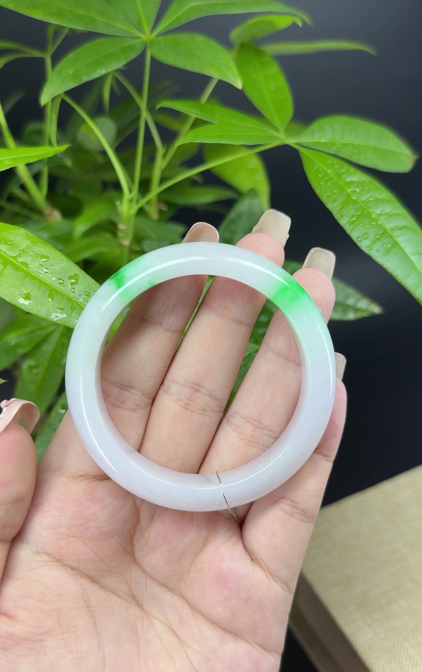 Load and play video in Gallery viewer, Genuine Burmese Green Jade Jadeite Bangle Bracelet ( 52.1mm )
