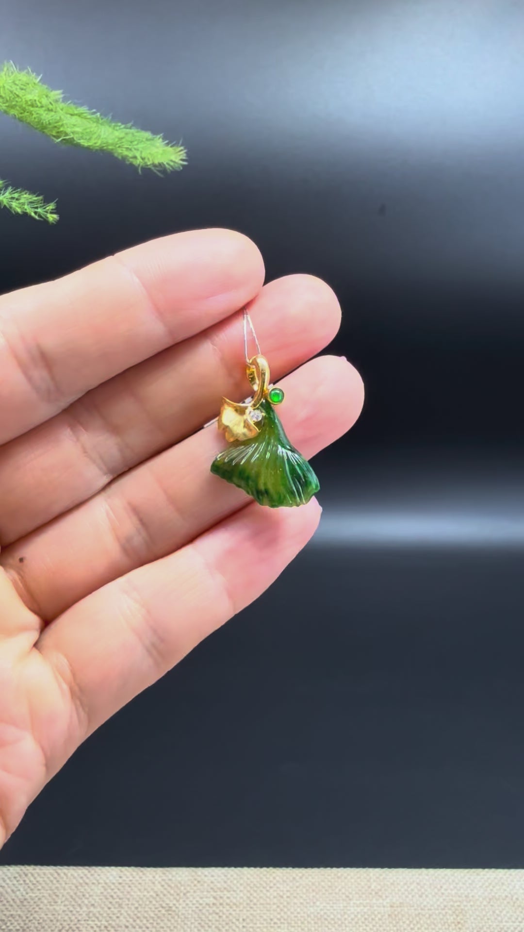 Load and play video in Gallery viewer, RealJade® &amp;quot;Ginkgo Leaf&amp;quot; 18K Yellow Gold Green Jadeite Jade Pendant Necklace

