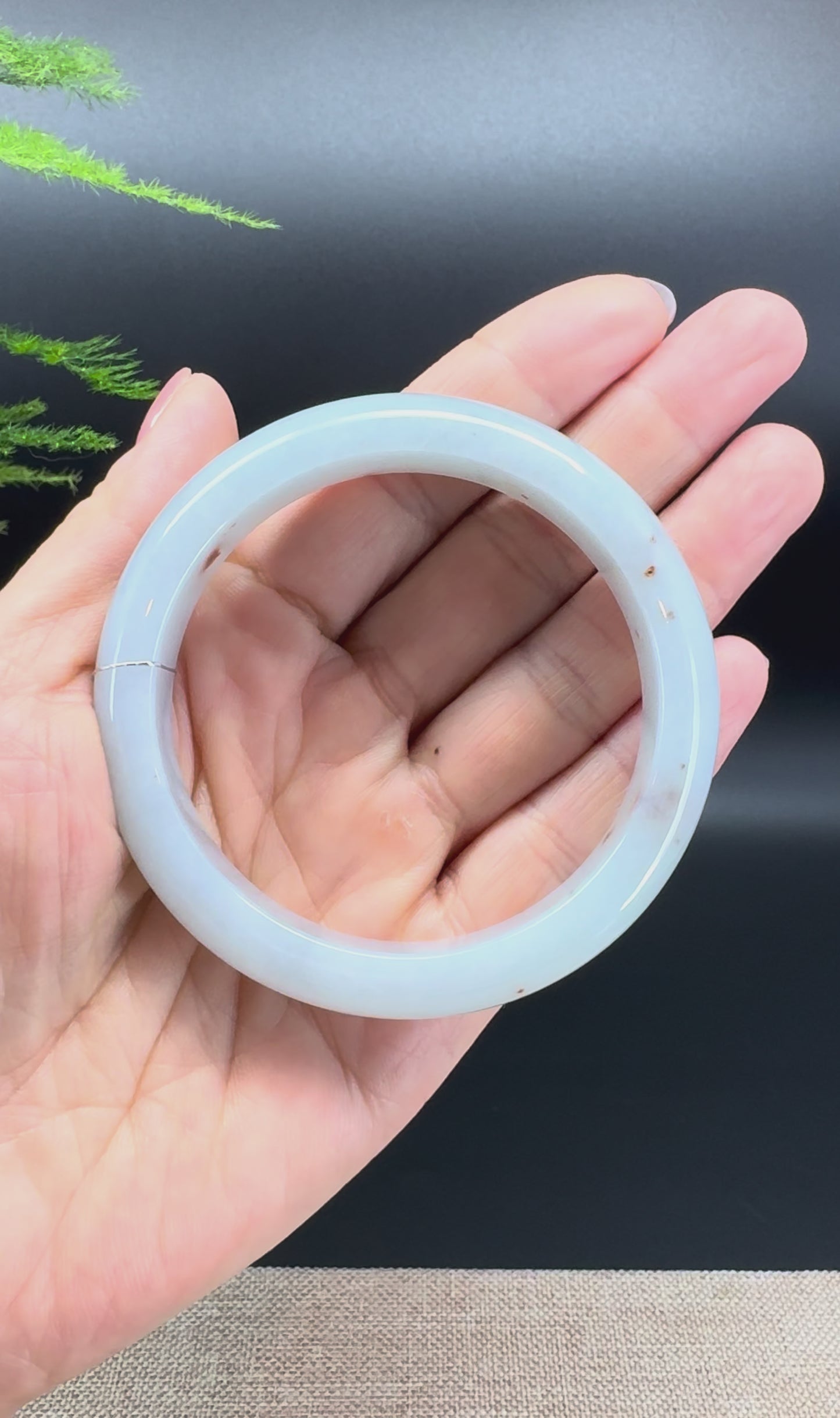 Load and play video in Gallery viewer, Genuine Burmese Green Jade Jadeite Bangle Bracelet ( 56.9mm )
