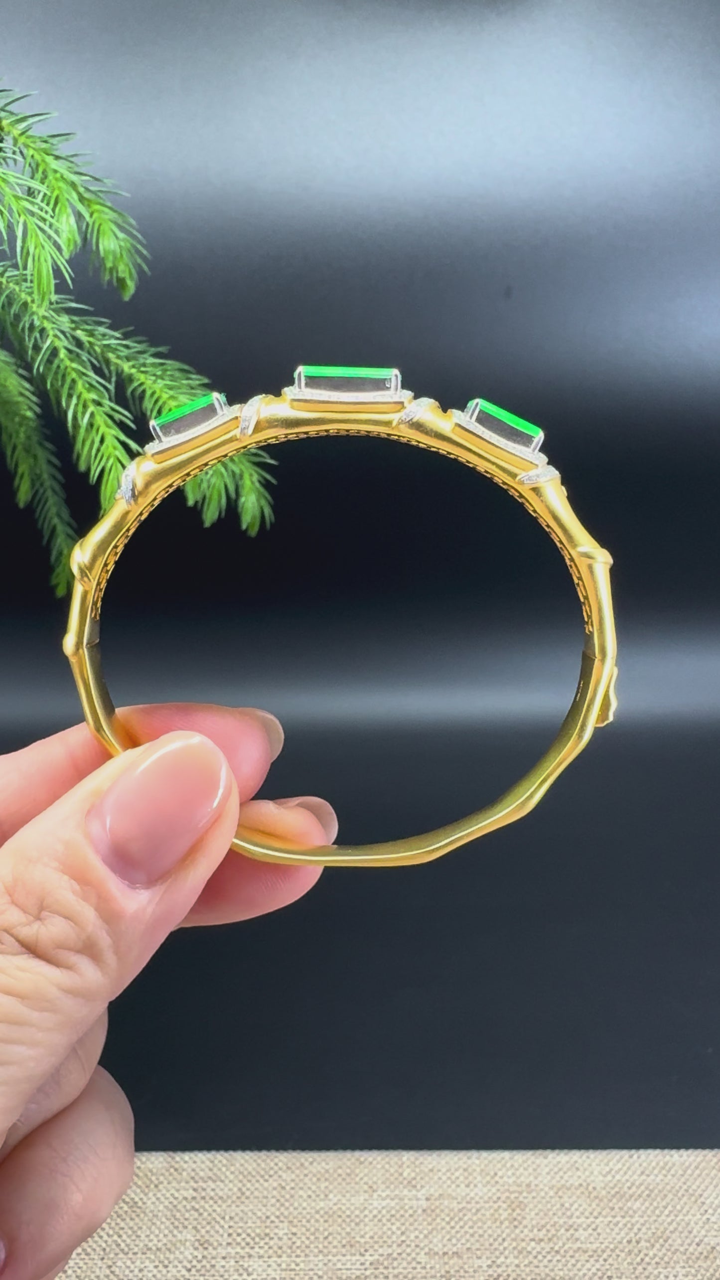 Load and play video in Gallery viewer, RealJade Luxury 18K Yellow Gold Genuine Green Jadeite Jade Bamboo Bangle With Diamonds
