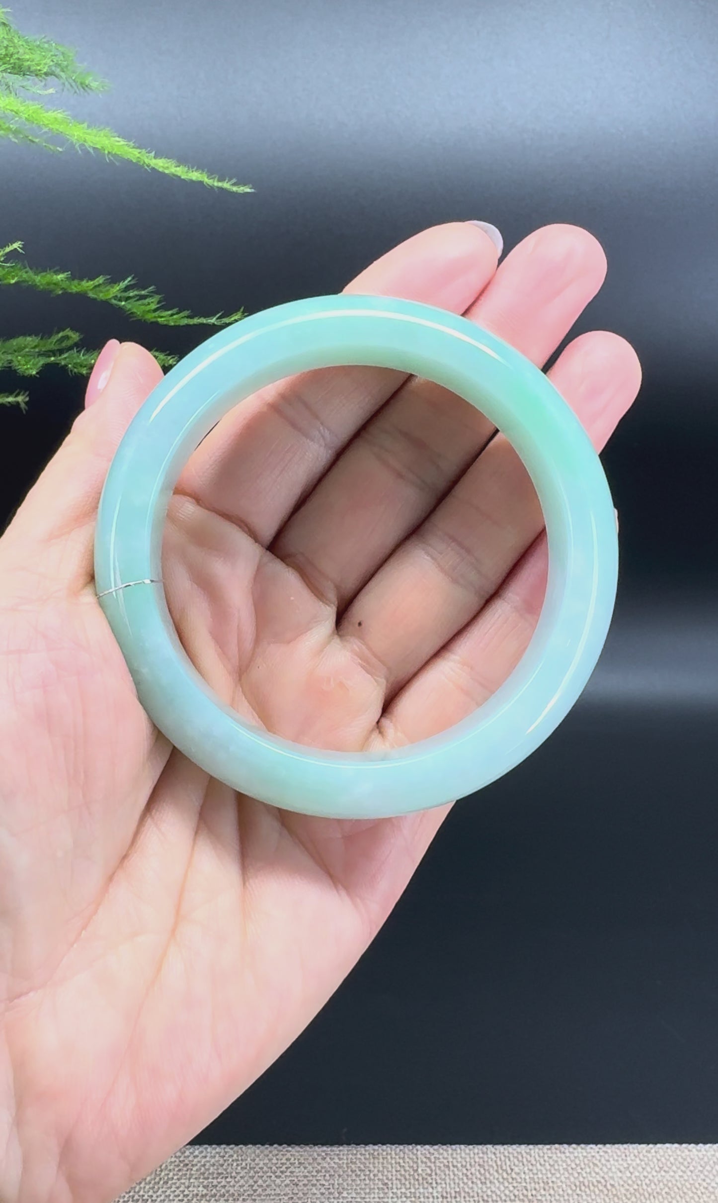 Load and play video in Gallery viewer, Genuine Burmese Green Jade Jadeite Bangle Bracelet ( 58.2mm )
