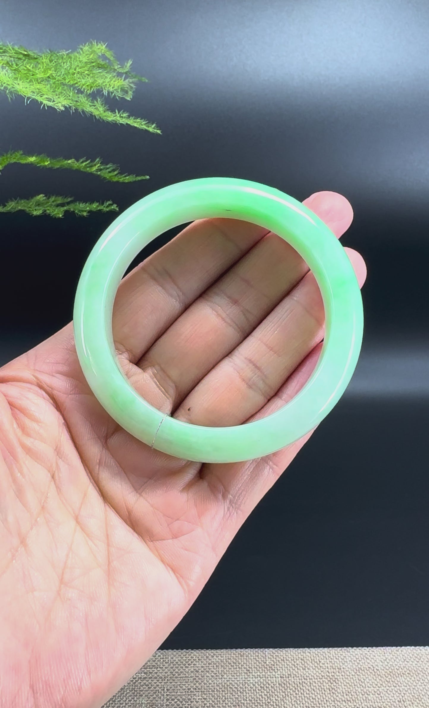 Load and play video in Gallery viewer, Genuine Burmese Green Jade Jadeite Bangle Bracelet ( 54.2mm )
