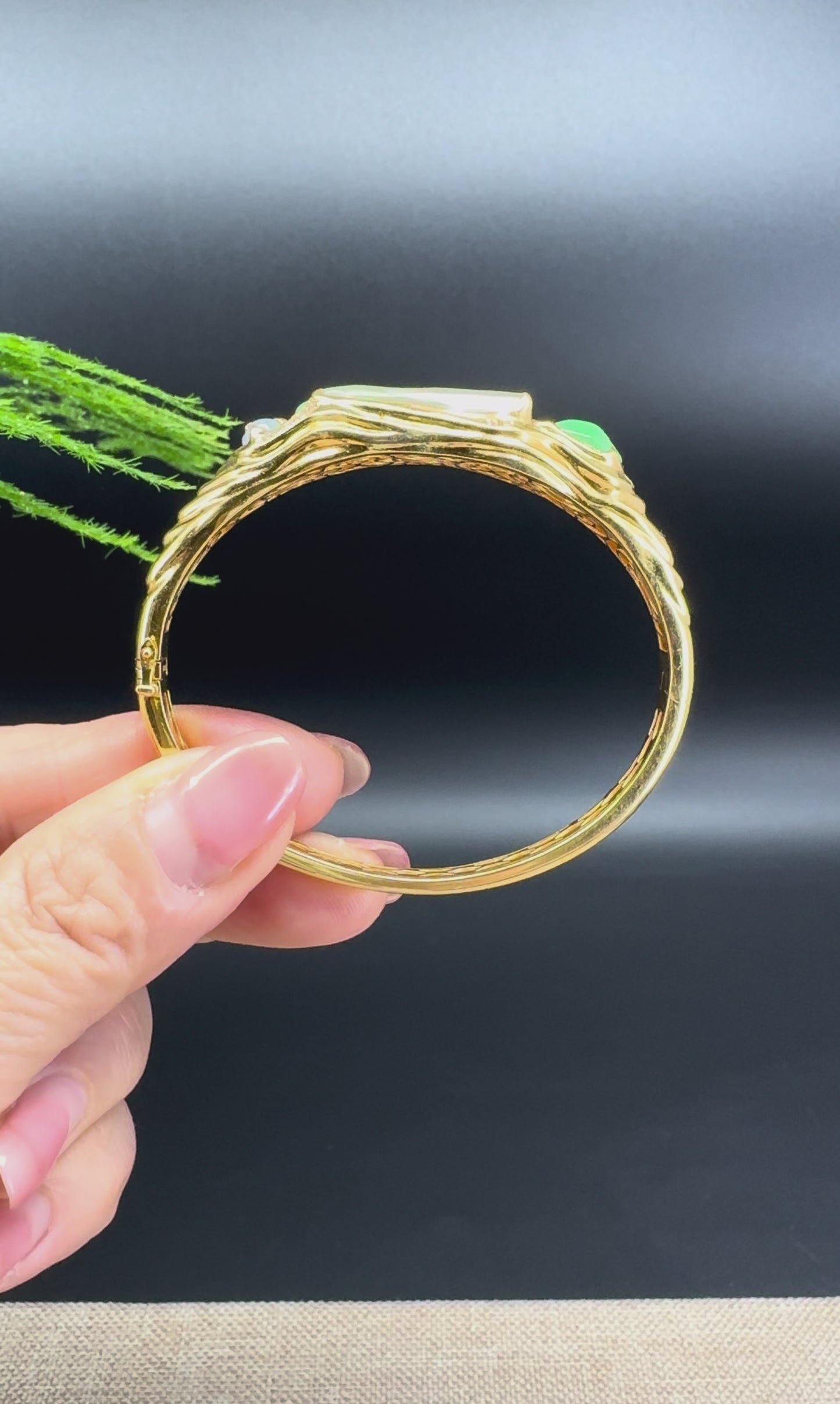 Load and play video in Gallery viewer, RealJade Luxury 18K Yellow Gold Genuine Multicolor Jadeite Jade Bracelet With Diamonds
