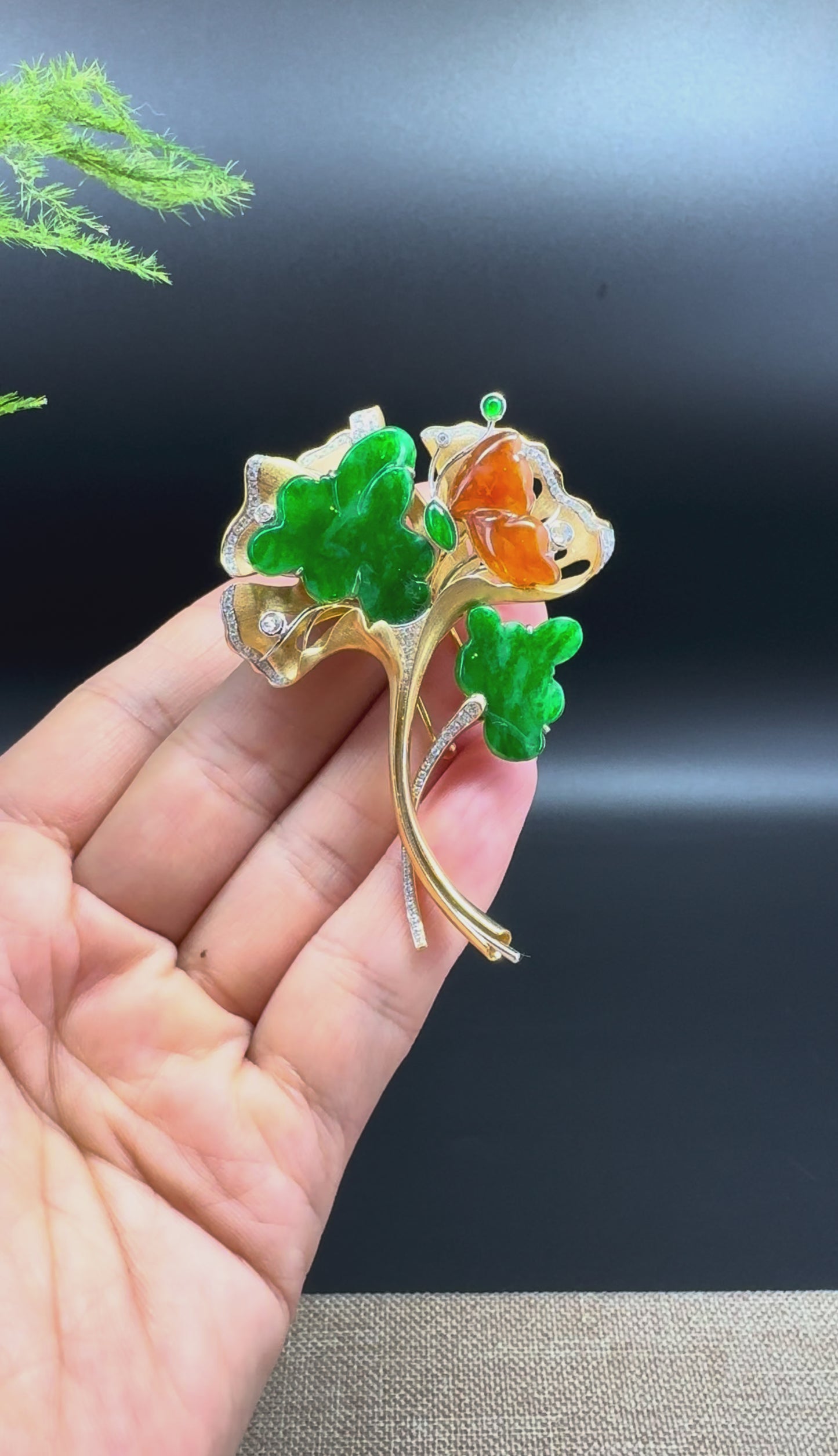 Load and play video in Gallery viewer, RealJade® &amp;quot;Ginkgo Leaf&amp;quot; 18K Yellow Gold Imperial Green &amp;amp; Red Jadeite Jade Brooch
