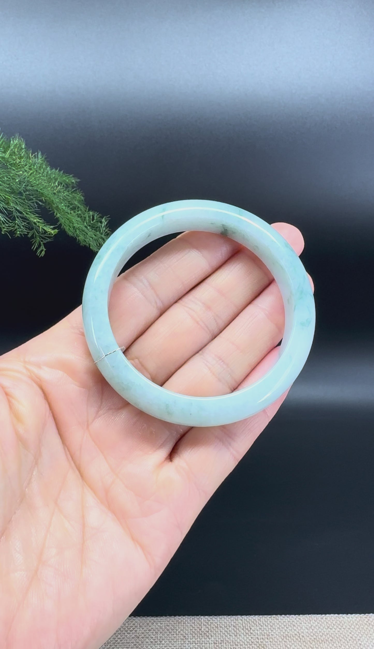 Load and play video in Gallery viewer, Genuine Burmese Green Jade Jadeite Bangle Bracelet ( 52.5mm )
