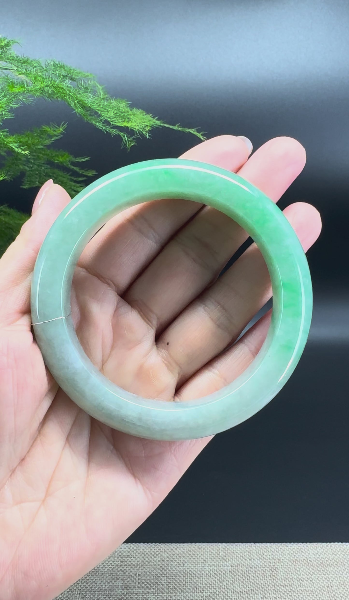 Load and play video in Gallery viewer, Genuine Burmese Green Jade Jadeite Bangle Bracelet ( 59.4mm )
