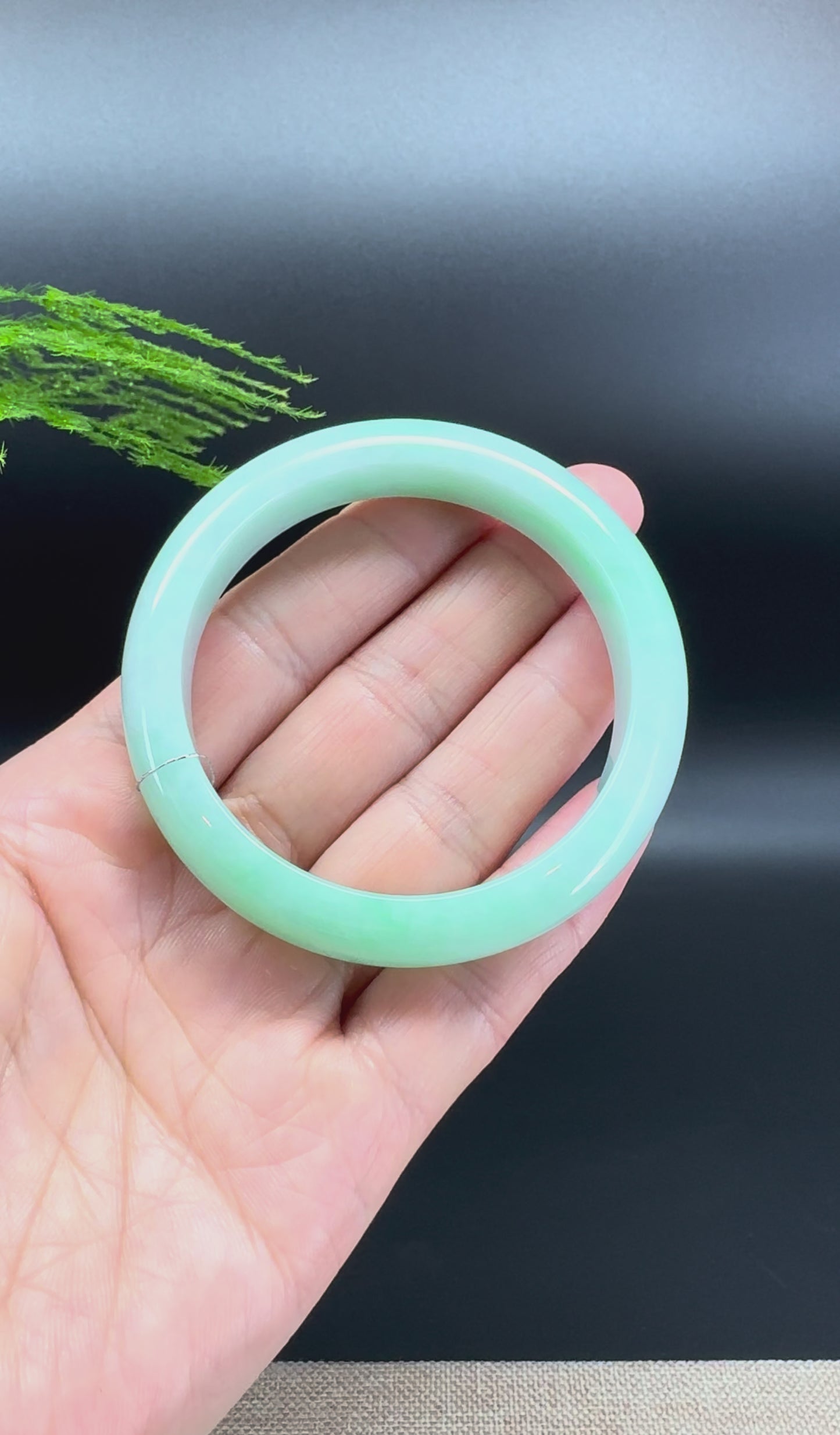 Load and play video in Gallery viewer, Genuine Burmese Green Jadeite Jade Bangle Bracelet ( 53.9mm )
