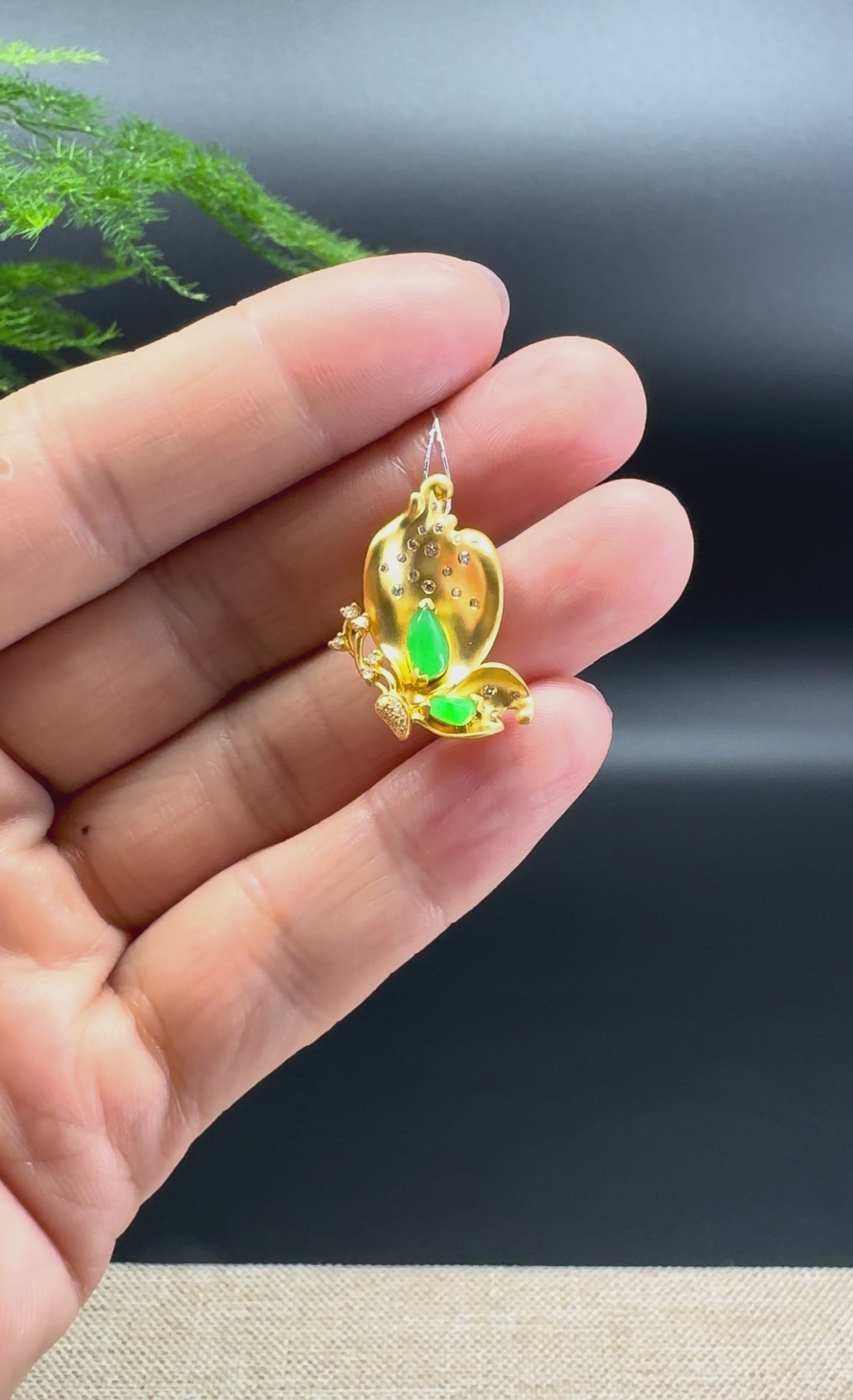Load and play video in Gallery viewer, RealJade® 18k Yellow Gold Green Jadeite Jade &amp;#39;Butterfly&amp;#39; Brooch With Diamonds
