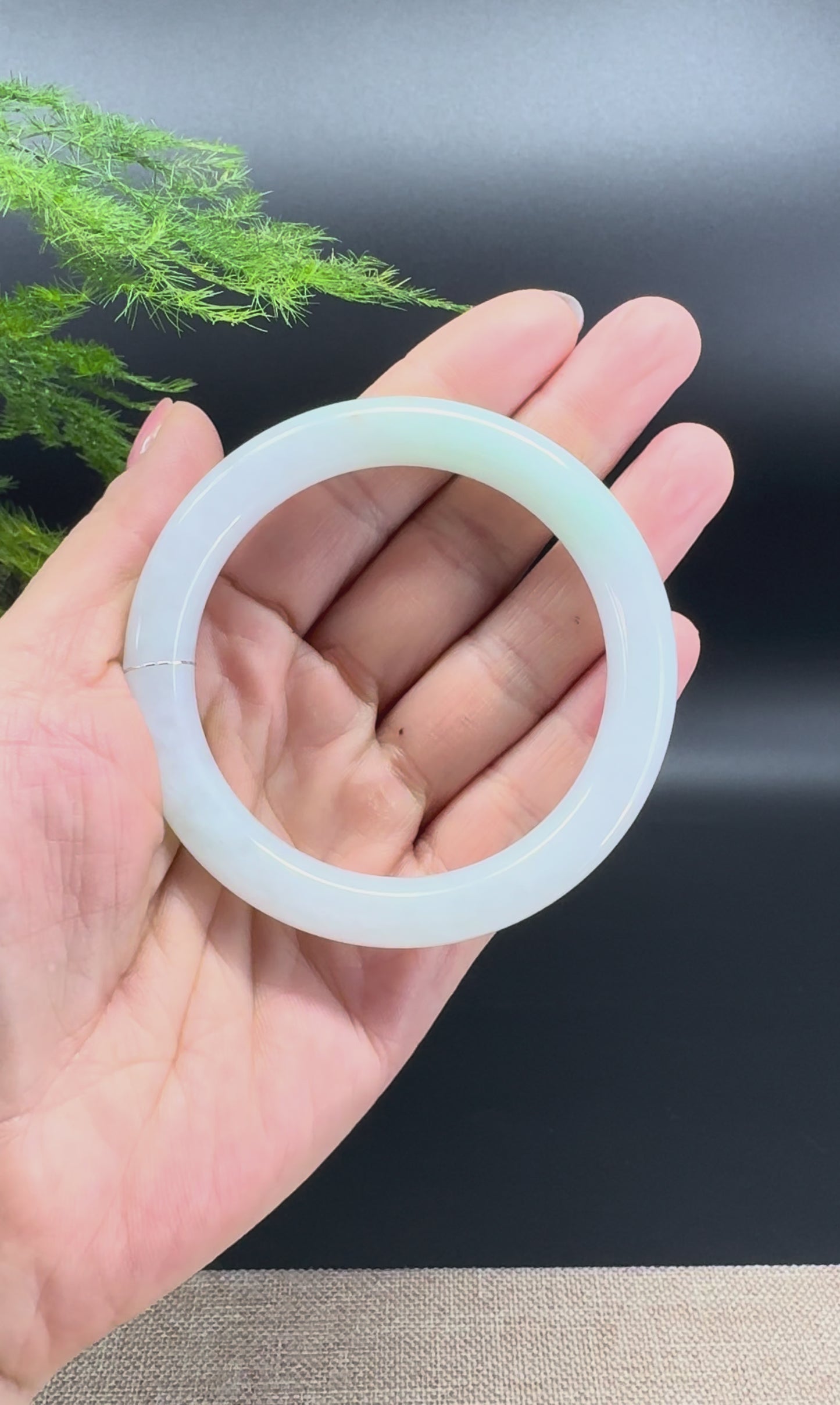 Load and play video in Gallery viewer, Genuine Burmese Green Jade Jadeite Bangle Bracelet ( 54.9mm )

