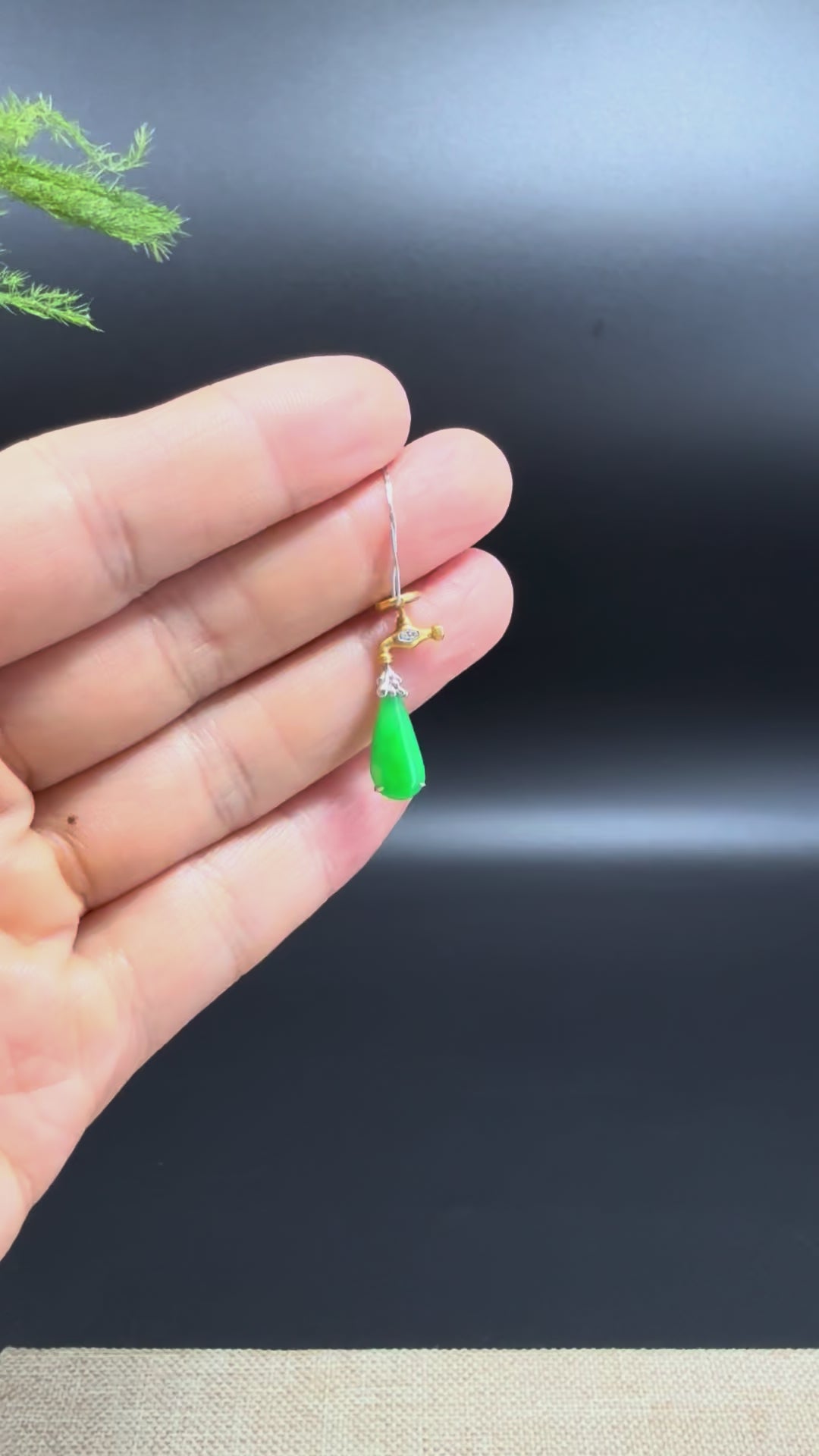 Load and play video in Gallery viewer, RealJade® &amp;quot;Water Drop&amp;quot; 18k Yellow Gold Green Jadeite Jade Pendant Necklace
