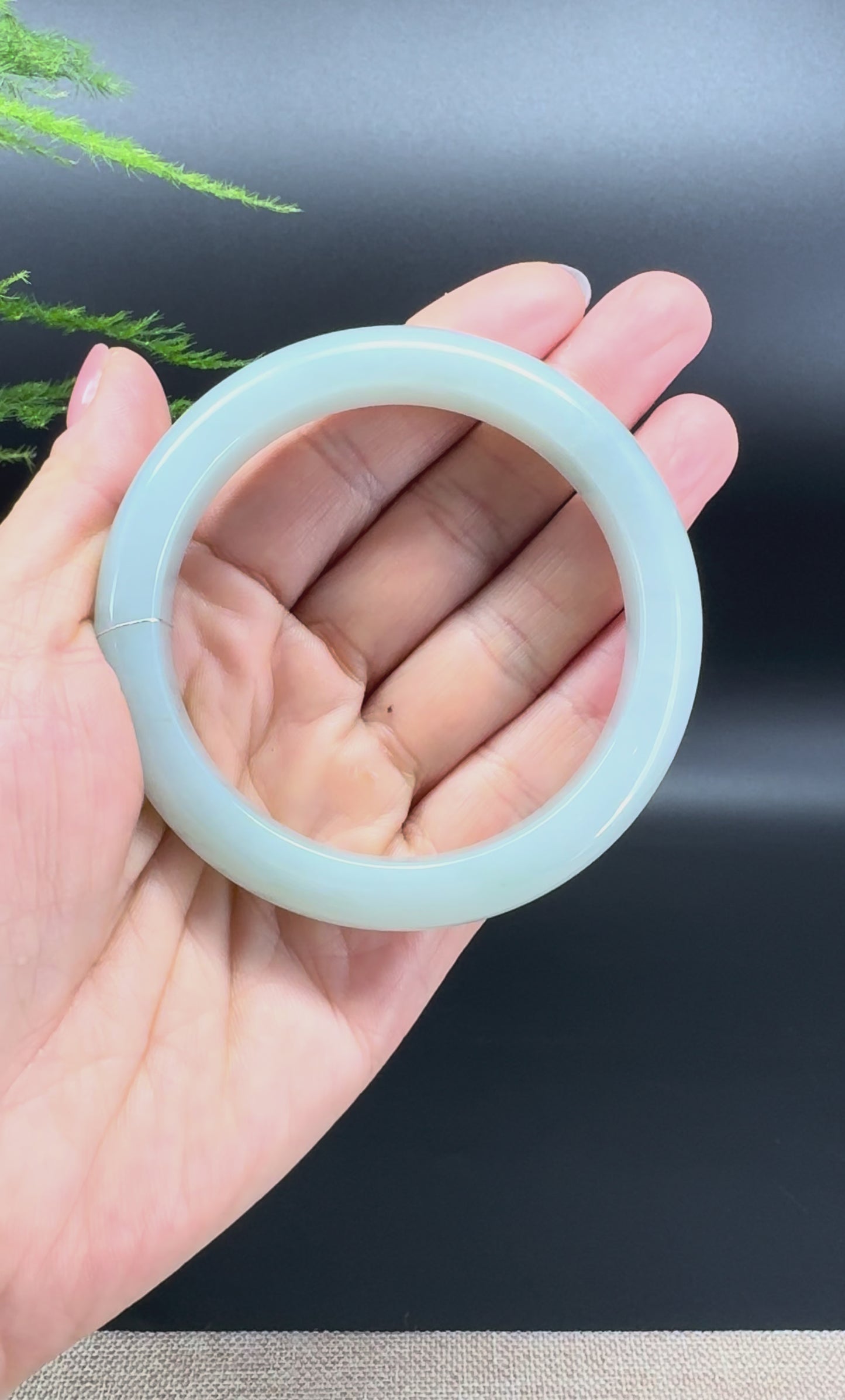 Load and play video in Gallery viewer, Genuine Burmese Green Jade Jadeite Bangle Bracelet ( 58.5mm )
