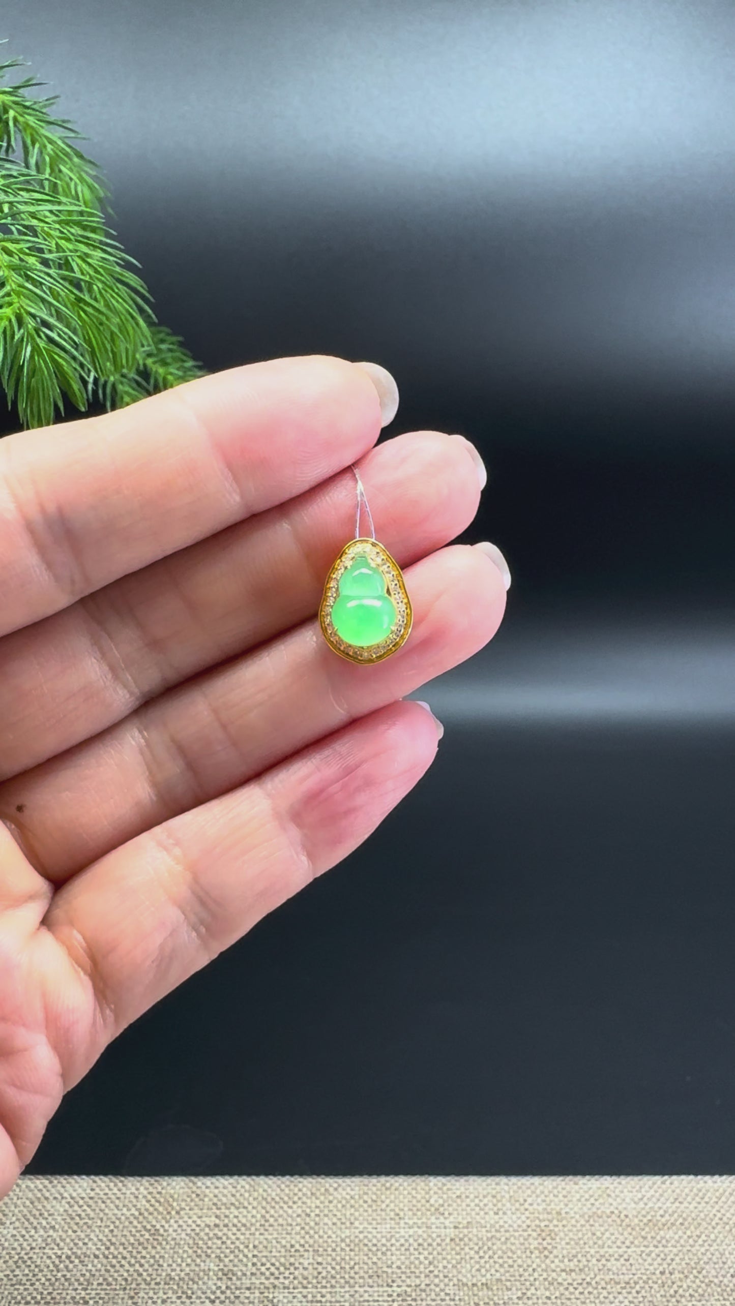 Load and play video in Gallery viewer, Genuine Green Jadeite Jade Mini Hulu Necklace With 18K Yellow Gold
