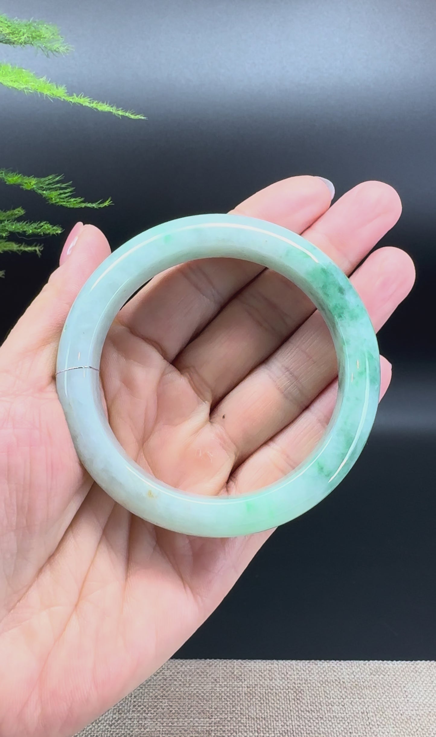 Load and play video in Gallery viewer, Genuine Burmese Green Jade Jadeite Bangle Bracelet ( 56.9mm )
