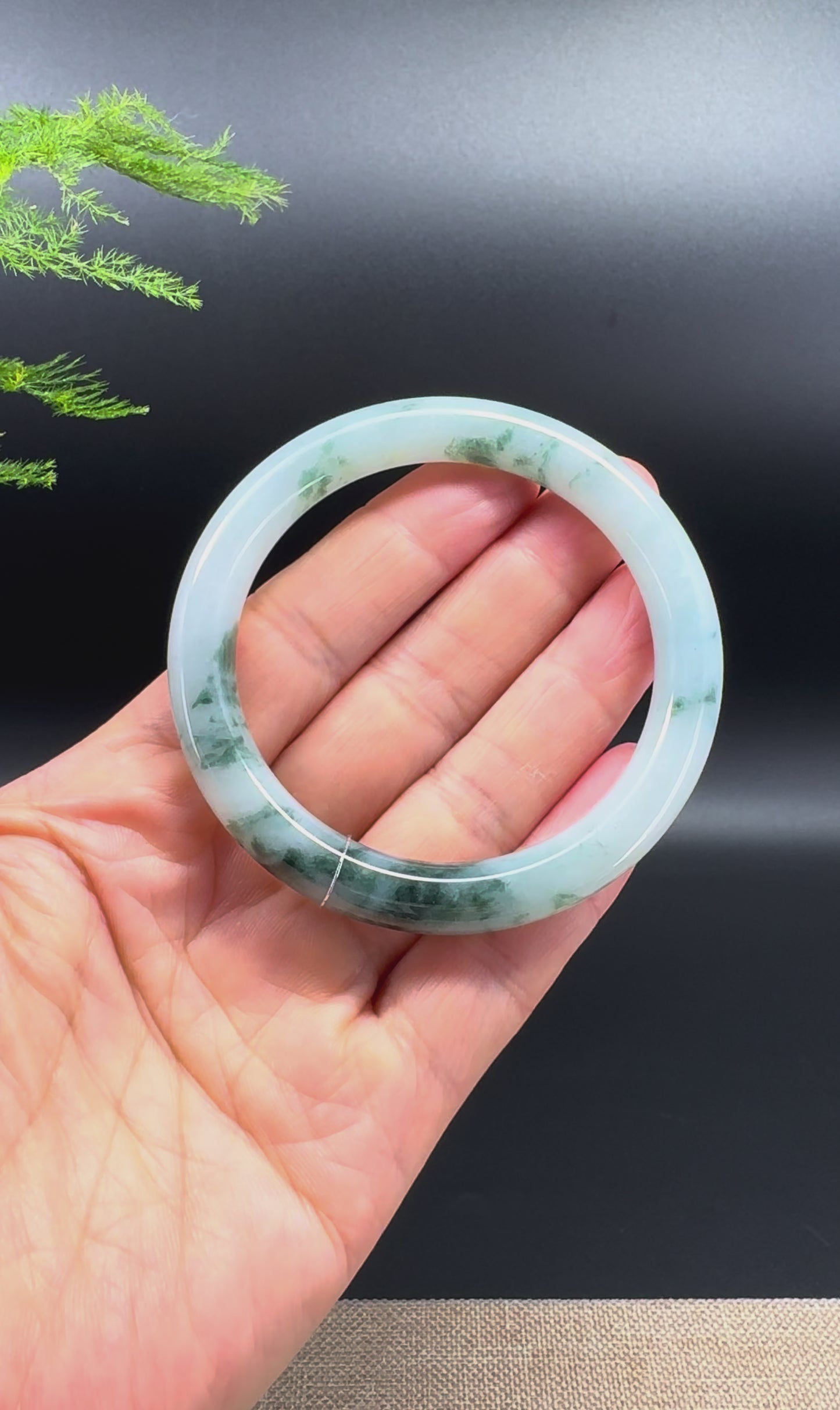 Load and play video in Gallery viewer, Genuine Burmese Green Jade Jadeite Bangle Bracelet ( 54.1mm )
