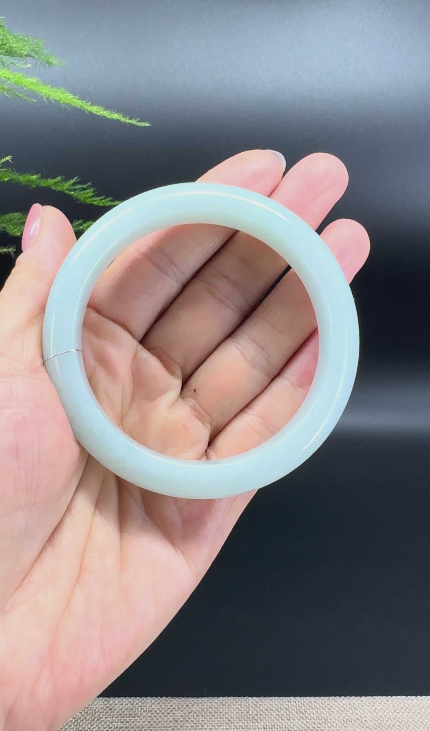 Load and play video in Gallery viewer, Genuine Burmese Green Jade Jadeite Bangle Bracelet ( 58.2mm )
