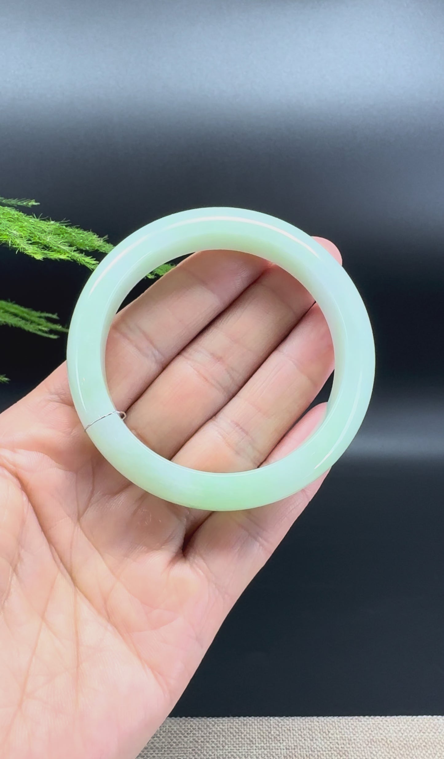 Load and play video in Gallery viewer, Genuine Burmese Green Jade Jadeite Bangle Bracelet ( 53.3mm )
