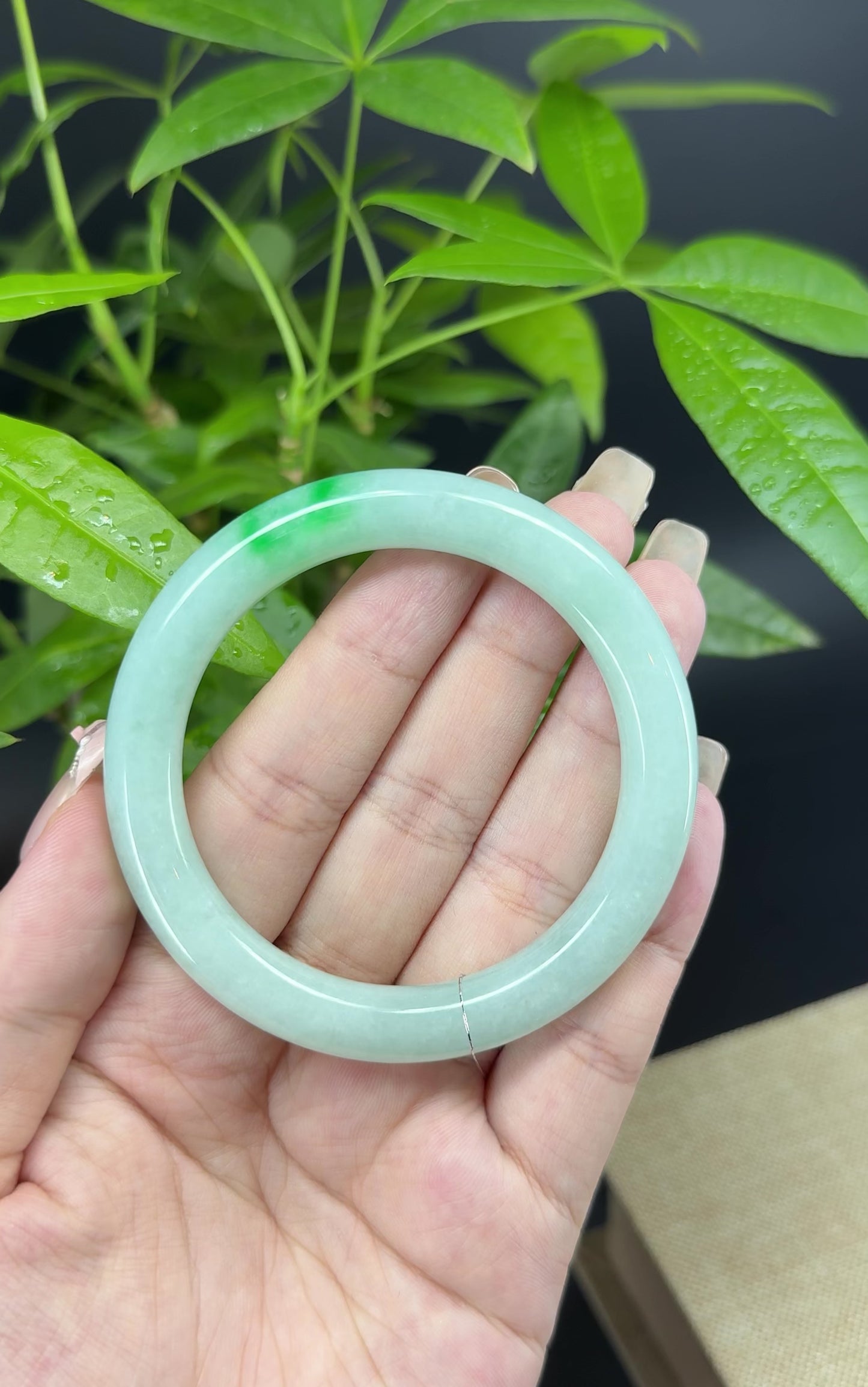 Load and play video in Gallery viewer, Genuine Burmese Green Jade Jadeite Bangle Bracelet ( 54.5mm )
