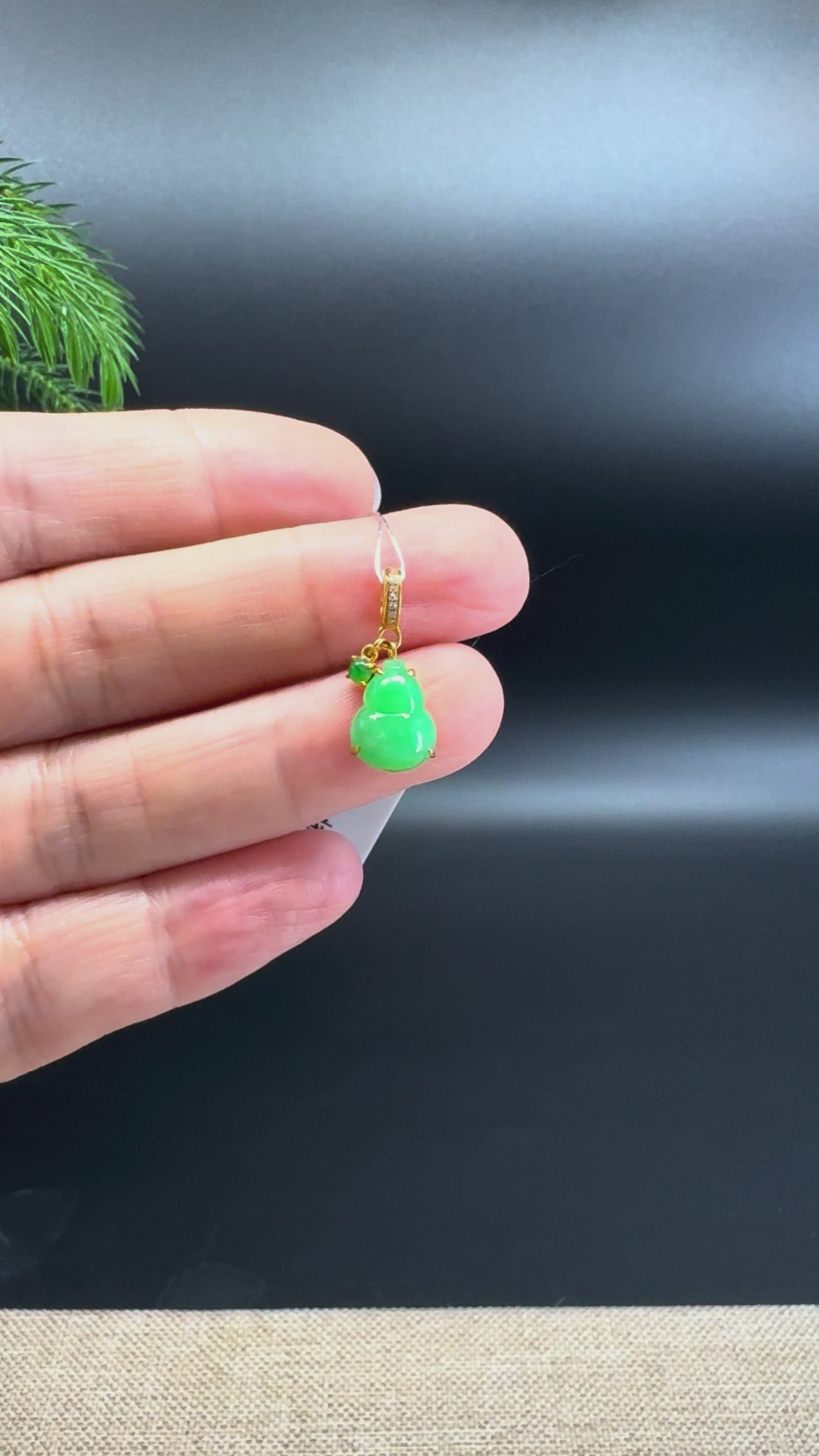 Load and play video in Gallery viewer, Genuine Green Jadeite Jade Mini Hulu Necklace With 18K Yellow Gold Diamonds Bail
