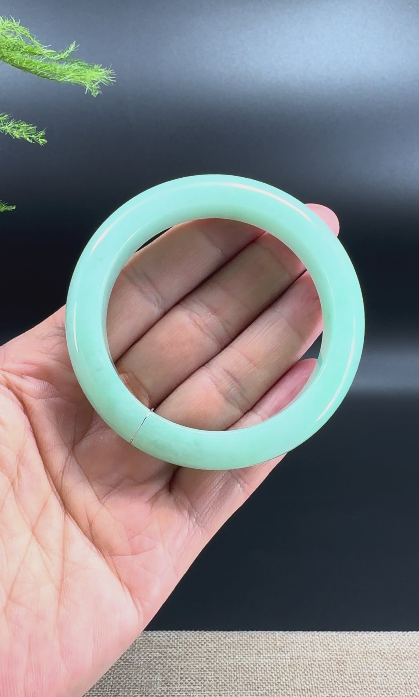 Load and play video in Gallery viewer, Genuine Burmese Green Jade Jadeite Bangle Bracelet ( 53.6mm )
