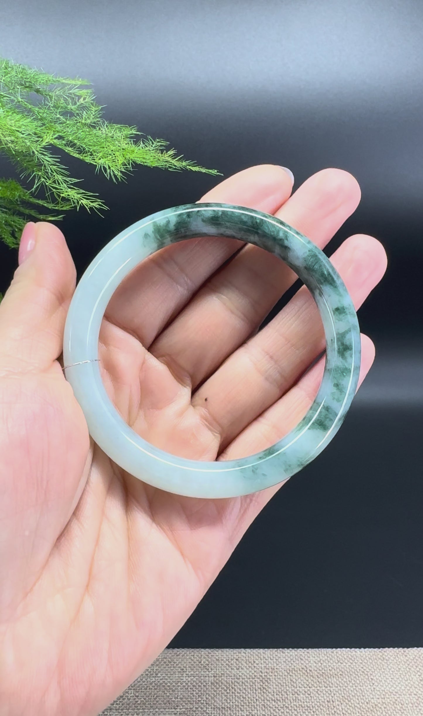 Load and play video in Gallery viewer, Genuine Burmese Green Jade Jadeite Bangle Bracelet ( 55.1mm )
