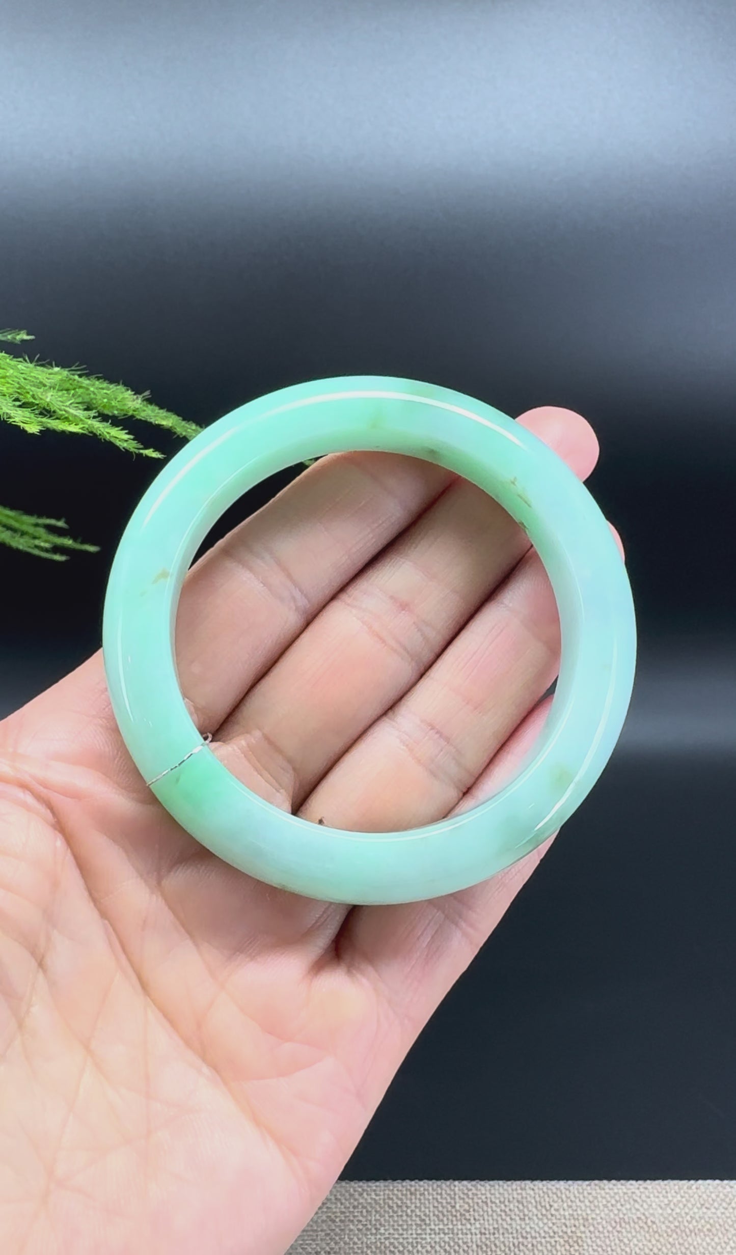 Load and play video in Gallery viewer, Genuine Burmese Green Jade Jadeite Bangle Bracelet ( 53.5mm )
