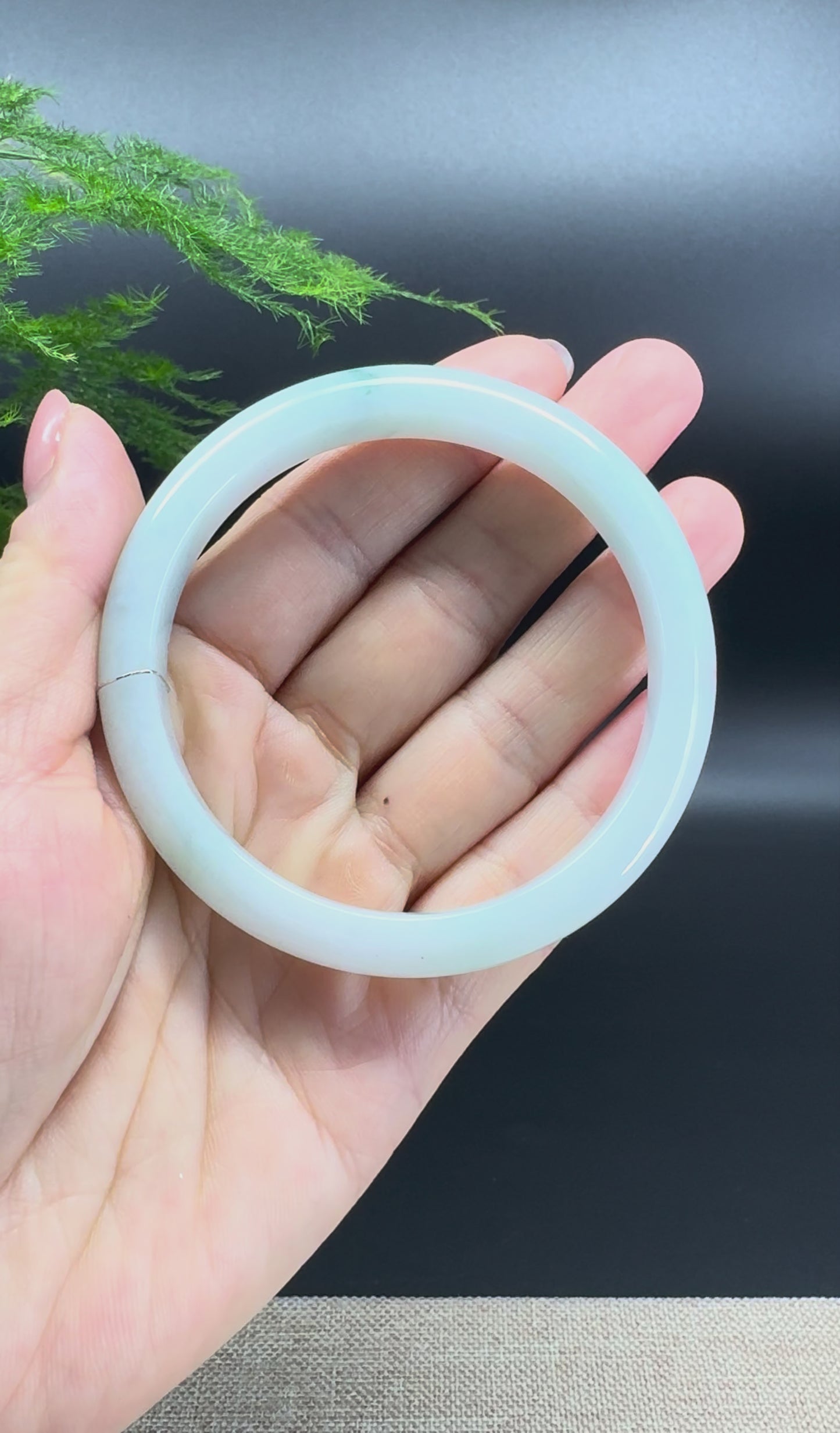 Load and play video in Gallery viewer, Genuine Burmese Green Jade Jadeite Bangle Bracelet ( 59.9mm )
