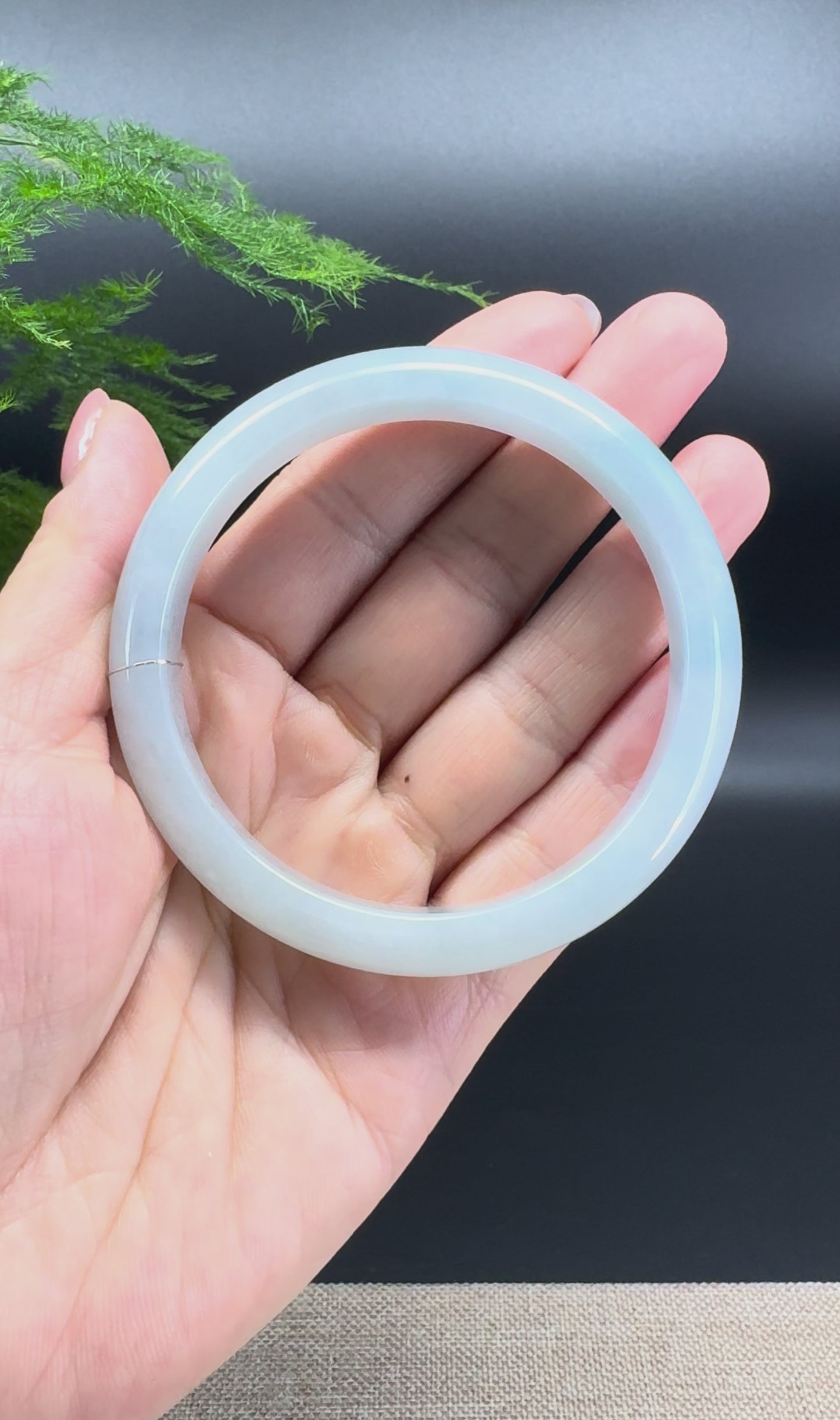 Load and play video in Gallery viewer, Genuine Burmese Green Jade Jadeite Bangle Bracelet ( 59.4mm )
